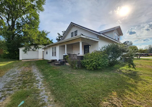Photo 2 of Sale Pending at 106 Holmes Ave, Paducah, KY 42003 | MLS# 26024846 | Listing updated on 2026-09-10