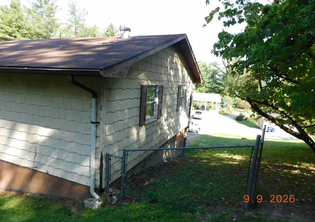 Photo 2 of Single family home for sale at 834 S 31st Street, Middlesboro, KY 40965 | MLS# 26024908 | Listing updated on 2026-09-11