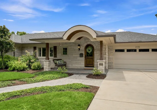 Photo 3 of Sale Pending at 1436 Lakewood Dr, Lexington, KY 40502 | MLS# 26025264 | Listing updated on 2026-09-14