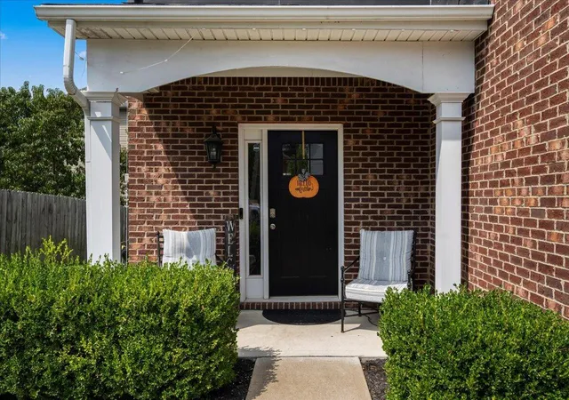 Photo 3 of Sale Pending at 4707 Larkhill Ln, Lexington, KY 40509 | MLS# 26024939 | Listing updated on 2026-10-19