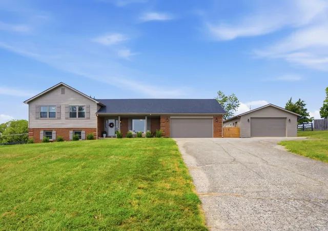 Photo 3 of Sale Pending at 1313 Travis Dr, Richmond, KY 40475 | MLS# 26024935 | Listing updated on 2026-09-12