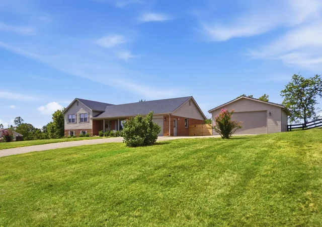 Photo 3 of Sale Pending at 1313 Travis Dr, Richmond, KY 40475 | MLS# 26024935 | Listing updated on 2026-09-12