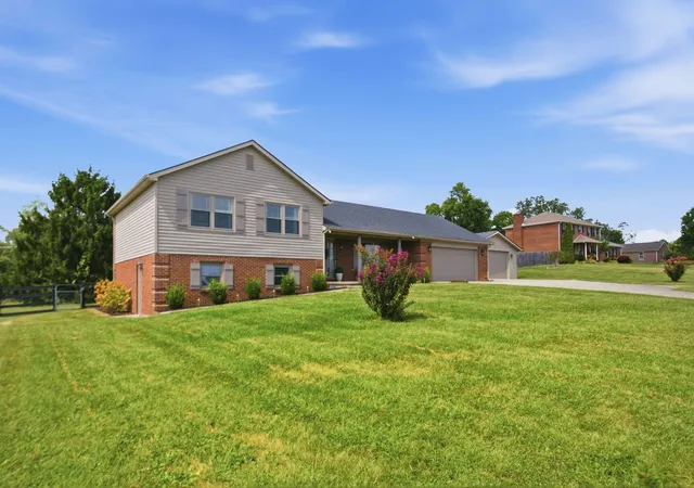 Photo 4 of Sale Pending at 1313 Travis Dr, Richmond, KY 40475 | MLS# 26024935 | Listing updated on 2026-09-12