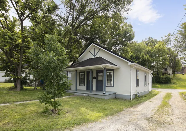 Photo 2 of Single family home for sale at 407 Perryville St, Harrodsburg, KY 40330 | MLS# 26024883 | Listing updated on 2026-09-10