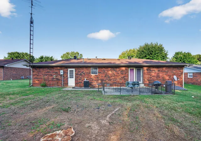 Photo 3 of Single family home for sale at 241 Hilltopper Dr, Bowling Green, KY 42101 | MLS# 26025038 | Listing updated on 2026-09-11