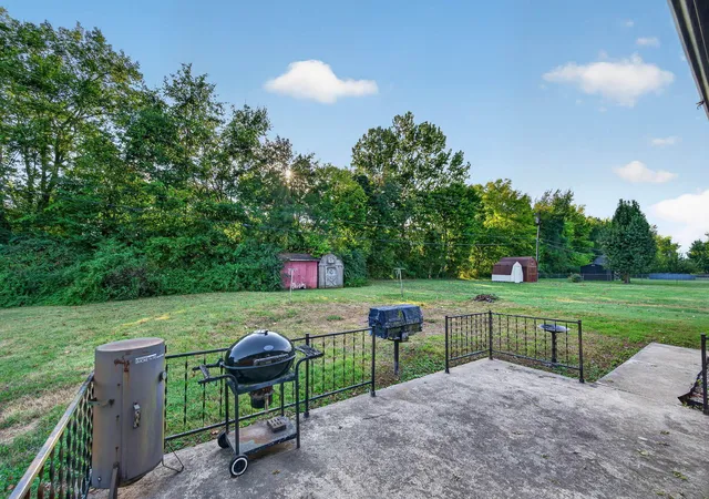Photo 3 of Single family home for sale at 241 Hilltopper Dr, Bowling Green, KY 42101 | MLS# 26025038 | Listing updated on 2026-09-11