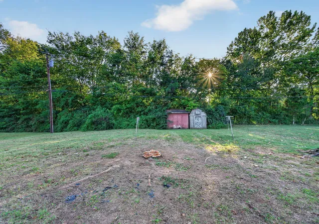 Photo 4 of Single family home for sale at 241 Hilltopper Dr, Bowling Green, KY 42101 | MLS# 26025038 | Listing updated on 2026-09-11