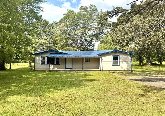 Photo 1 of Single family home for sale at 3021 Oaks Rd, Paducah, KY 42003 | MLS# 26025090 | Listing updated on 2026-09-11
