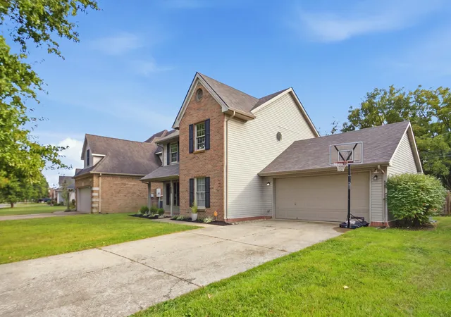 Photo 2 of Single family home for sale at 464 Amberley Dr, Lexington, KY 40515 | MLS# 26025212 | Listing updated on 2026-09-16