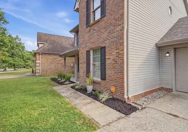 Photo 3 of Single family home for sale at 464 Amberley Dr, Lexington, KY 40515 | MLS# 26025212 | Listing updated on 2026-09-16