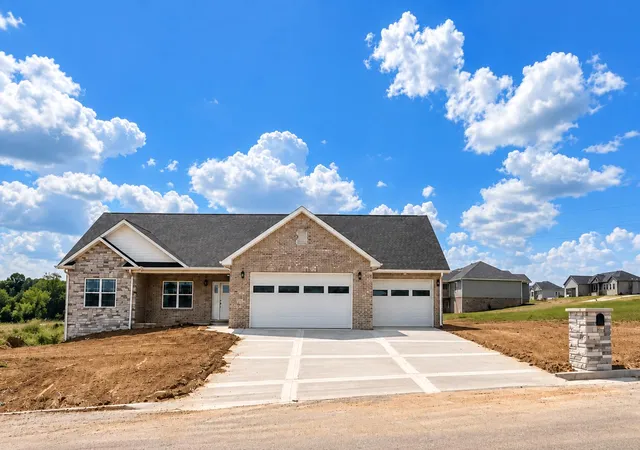 Photo 1 of Sale Pending at 116 Sam Crockett Overlook Dr, Somerset, KY 42503 | MLS# 26024995 | Listing updated on 2026-09-11