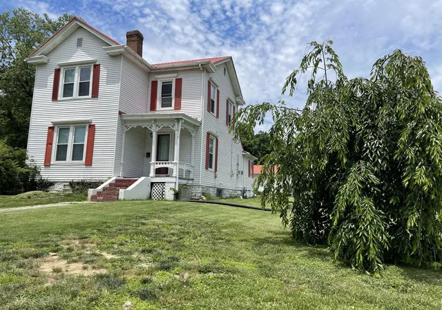 Photo 1 of Single family home for sale at 302 Danville St, Lancaster, KY 40444 | MLS# 26025116 | Listing updated on 2026-09-11