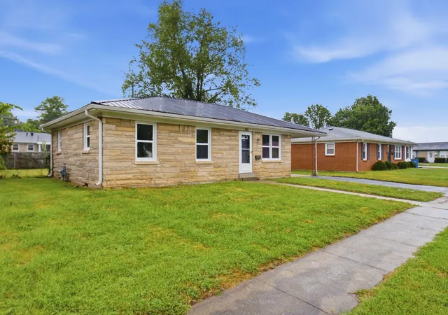 Photo 3 of Single family home for sale at 737 Greenbriar Dr, Harrodsburg, KY 40330 | MLS# 26025066 | Listing updated on 2026-09-11