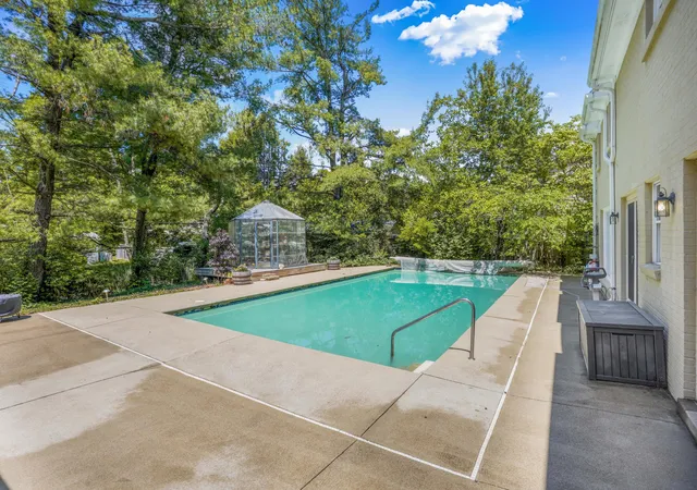 Photo 2 of Single family home for sale at 333 Lakeshore Dr, Lexington, KY 40502 | MLS# 26025089 | Listing updated on 2026-09-11