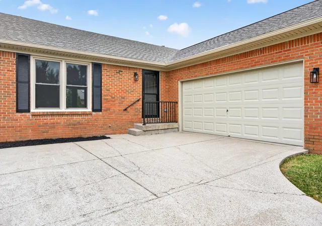 Photo 3 of Single family home for sale at 421 Merribrook Ct, Lexington, KY 40503 | MLS# 26025097 | Listing updated on 2026-09-11