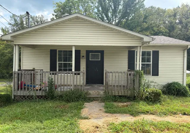 Single family home for sale at 1225 S Irvine Rd, Irvine, KY 40336 | MLS# 26025148