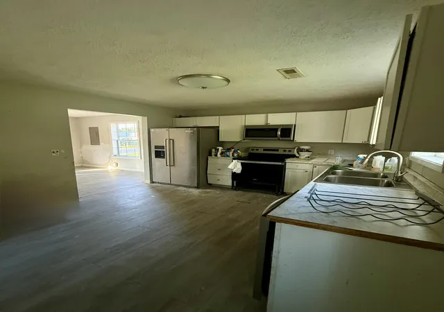 Photo 4 of Single family home for sale at 1225 S Irvine Rd, Irvine, KY 40336 | MLS# 26025148 | Listing updated on 2026-09-12