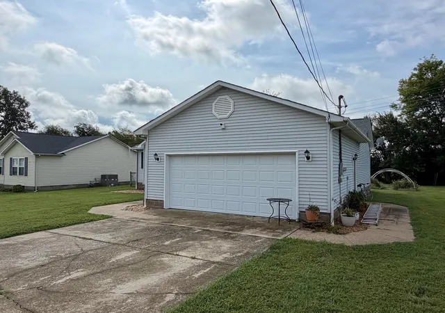 Photo 2 of Single family home for sale at 1376 Thornapple Dr, Mayfield, KY 42066 | MLS# 26025135 | Listing updated on 2026-09-12