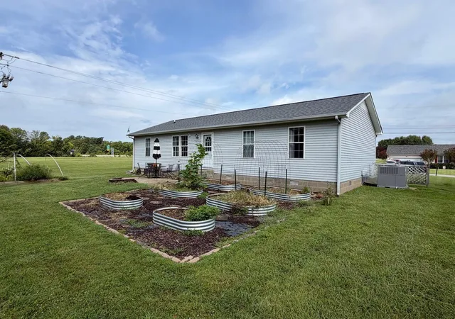 Photo 3 of Single family home for sale at 1376 Thornapple Dr, Mayfield, KY 42066 | MLS# 26025135 | Listing updated on 2026-09-12
