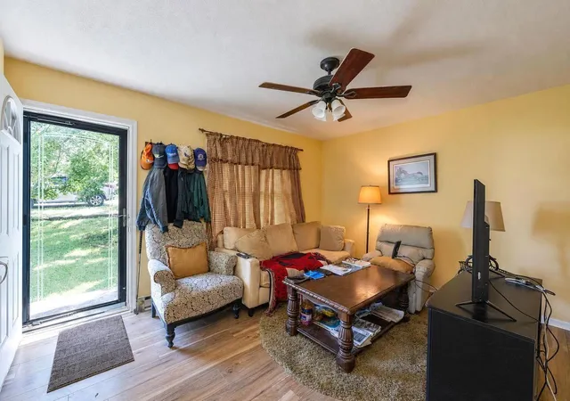 Photo 3 of Sale Pending at 217 Brookfield Dr, Frankfort, KY 40601 | MLS# 26025199 | Listing updated on 2026-10-13