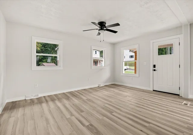 Photo 3 of Single family home for sale at 416 Oaklawn Cir, Corbin, KY 40701 | MLS# 26025200 | Listing updated on 2026-10-13