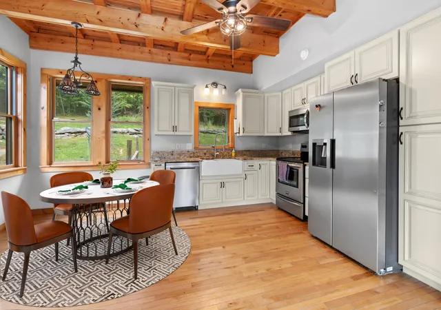 Photo 3 of Single family home for sale at 1975 Cherry Grv Rd, Somerset, KY 42501 | MLS# 26025211 | Listing updated on 2026-09-13