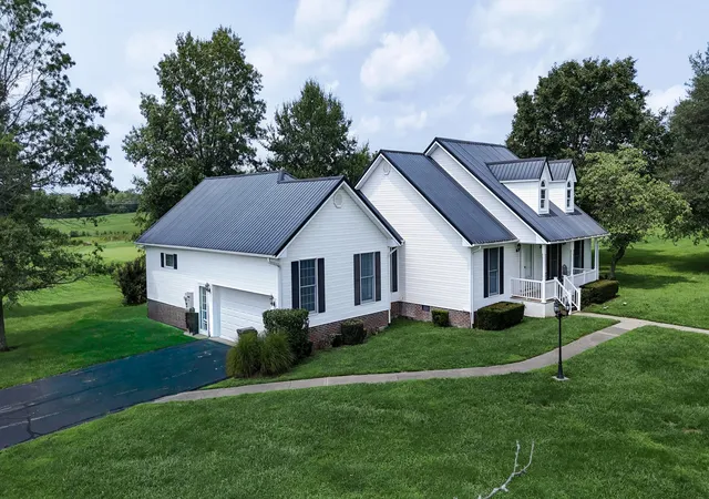 Photo 3 of Single family home for sale at 2222 Clintonville Rd, Paris, KY 40361 | MLS# 26025258 | Listing updated on 2026-10-13