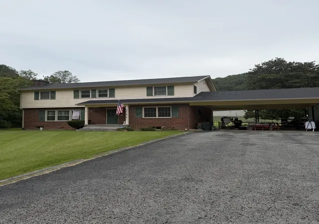 Photo 1 of Single family home for sale at 2511 S Lake Dr, Prestonsburg, KY 41653 | MLS# 26025266 | Listing updated on 2026-09-15