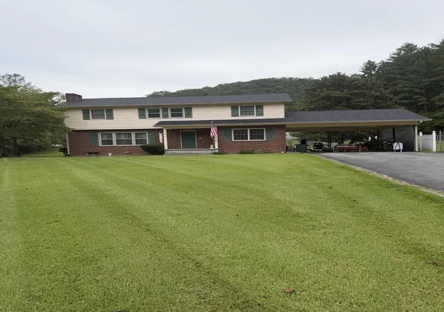 Photo 2 of Single family home for sale at 2511 S Lake Dr, Prestonsburg, KY 41653 | MLS# 26025266 | Listing updated on 2026-09-15