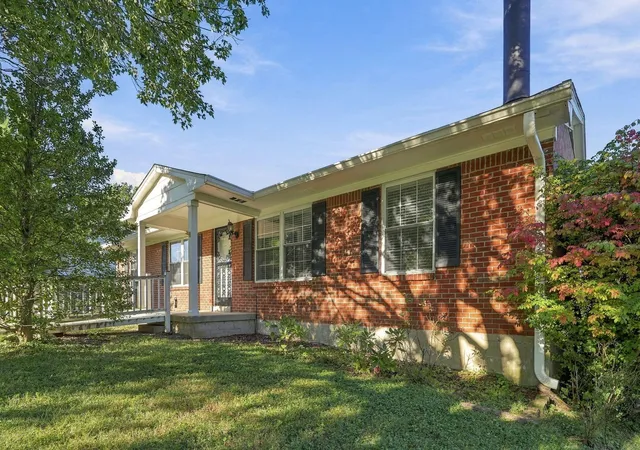 Photo 2 of Sale Pending at 3185 Carriage Ln, Lexington, KY 40517 | MLS# 26025386 | Listing updated on 2026-10-13