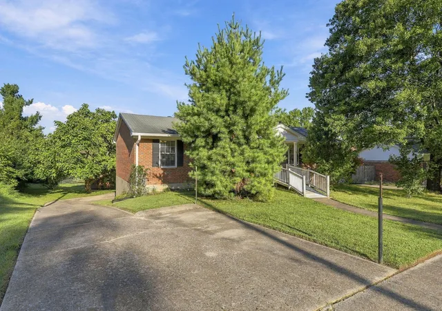 Photo 3 of Sale Pending at 3185 Carriage Ln, Lexington, KY 40517 | MLS# 26025386 | Listing updated on 2026-10-13