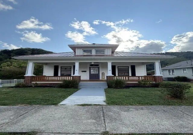 Photo 1 of Single family home for sale at 374 S Arnold Ave, Prestonsburg, KY 41653 | MLS# 26025296 | Listing updated on 2026-09-15