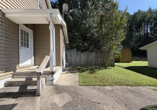 Photo 3 of Single family home for sale at 8 Castleford Way, Middlesboro, KY 40965 | MLS# 26025315 | Listing updated on 2026-09-14