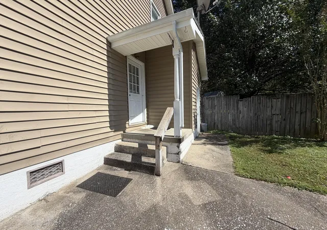 Photo 4 of Single family home for sale at 8 Castleford Way, Middlesboro, KY 40965 | MLS# 26025315 | Listing updated on 2026-09-14