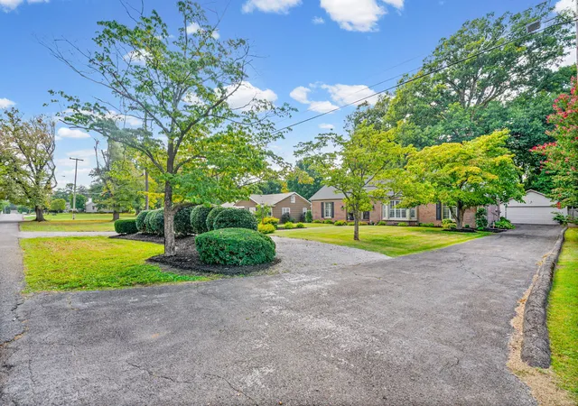 Photo 3 of Single family home for sale at 2611 Cayce Meade Dr, Hopkinsville, KY 42240 | MLS# 26025312 | Listing updated on 2026-09-14