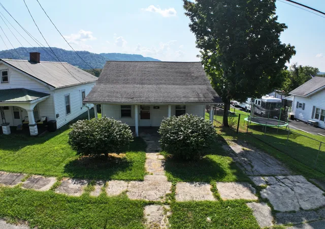 Single family home for sale at 268 Cantrill St, Irvine, KY 40336 | MLS# 26025768