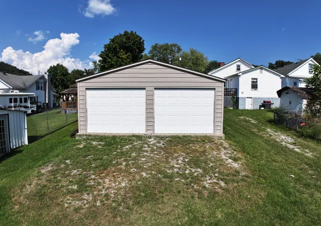Photo 1 of Single family home for sale at 628 Cantrill St, Irvine, KY 40336 | MLS# 26025768 | Listing updated on 2026-10-19