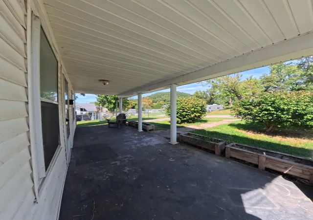 Photo 2 of Single family home for sale at 628 Cantrill St, Irvine, KY 40336 | MLS# 26025768 | Listing updated on 2026-10-19