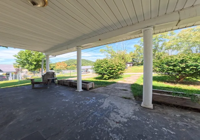 Photo 3 of Single family home for sale at 628 Cantrill St, Irvine, KY 40336 | MLS# 26025768 | Listing updated on 2026-10-19