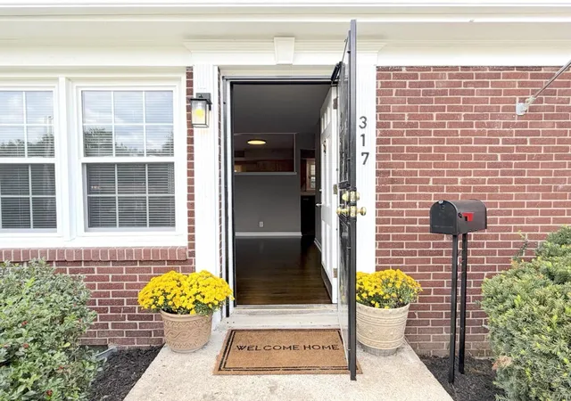 Photo 3 of Sale Pending at 317 Tulane Dr, Lexington, KY 40517 | MLS# 26025930 | Listing updated on 2026-10-17