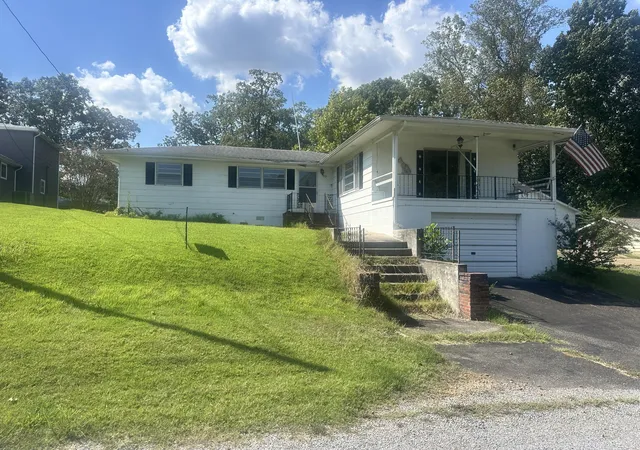 Photo 1 of Single family home for sale at 59 Pope Dr, Murray, KY 42071 | MLS# 26025762 | Listing updated on 2026-10-14
