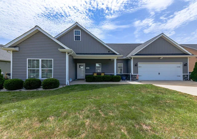 Photo 1 of Sale Pending at 220 Hunters Ridge Dr, Paducah, KY 42001 | MLS# 26025488 | Listing updated on 2026-09-18