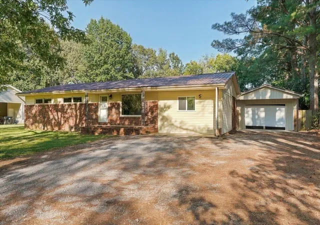Photo 1 of Sale Pending at 202 Oakcrest Dr, Murray, KY 42071 | MLS# 26025518 | Listing updated on 2026-09-24