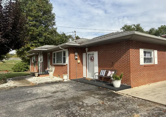 Photo 3 of Single family home for sale at 1017 N Main St, Barbourville, KY 40906 | MLS# 26025409 | Listing updated on 2026-10-13