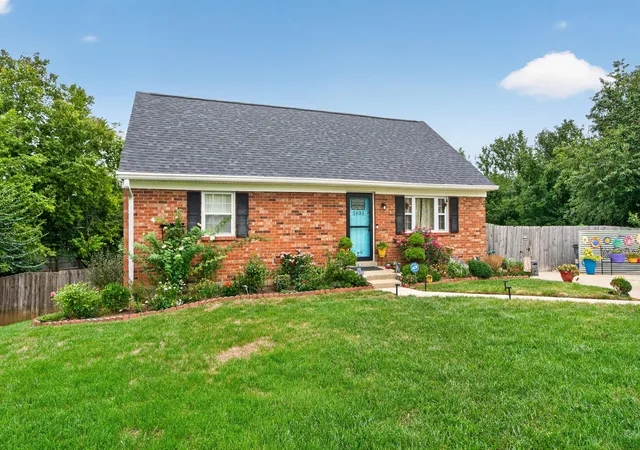 Photo 2 of Single family home for sale at 1633 Thames Dr, Lexington, KY 40517 | MLS# 26026430 | Listing updated on 2026-10-14