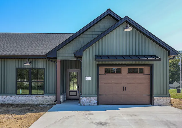 Photo 1 of Townhouse for sale at 910 Violet Ct, Paducah, KY 42001 | MLS# 26025534 | Listing updated on 2026-10-19