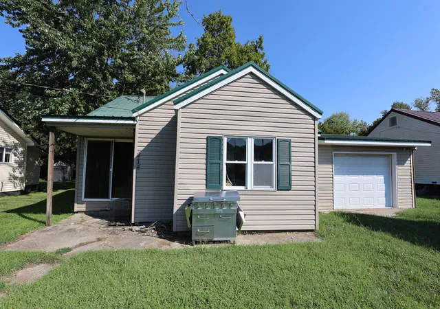 Photo 1 of Sale Pending at 214 Oaks Rd, Paducah, KY 42003 | MLS# 26026201 | Listing updated on 2026-10-26