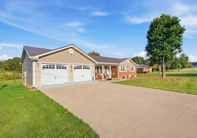 Photo 3 of Sale Pending at 621 Copper Crk Rd, Berea, KY 40403 | MLS# 26025695 | Listing updated on 2026-10-22