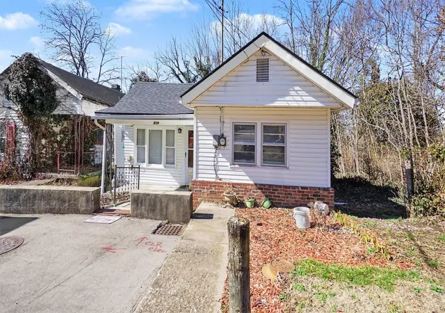Photo 1 of Single family home for sale at 519 Patton St, Paris, KY 40361 | MLS# 26025462 | Listing updated on 2026-10-13