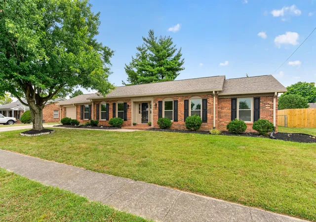 Photo 1 of Sale Pending at 206 E Edgewood Dr, Nicholasville, KY 40356 | MLS# 26026581 | Listing updated on 2026-10-13